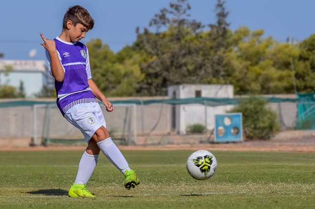 欧冠2-1逆转！巴萨天降神兵：后卫3分钟梅开二度创历史，逼近前八