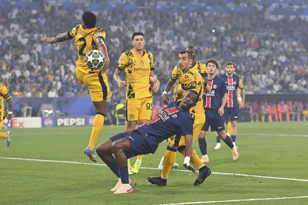 记者：莱万有一种几乎疯狂的求胜欲，他与哈维成了更衣室对手